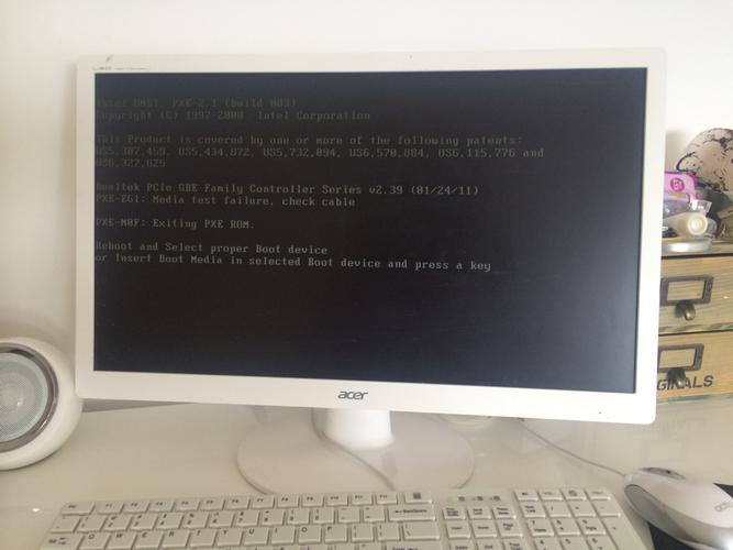 电脑系统崩溃了 昨天重新做的win7系统 今天放音乐 突然就这样了 不